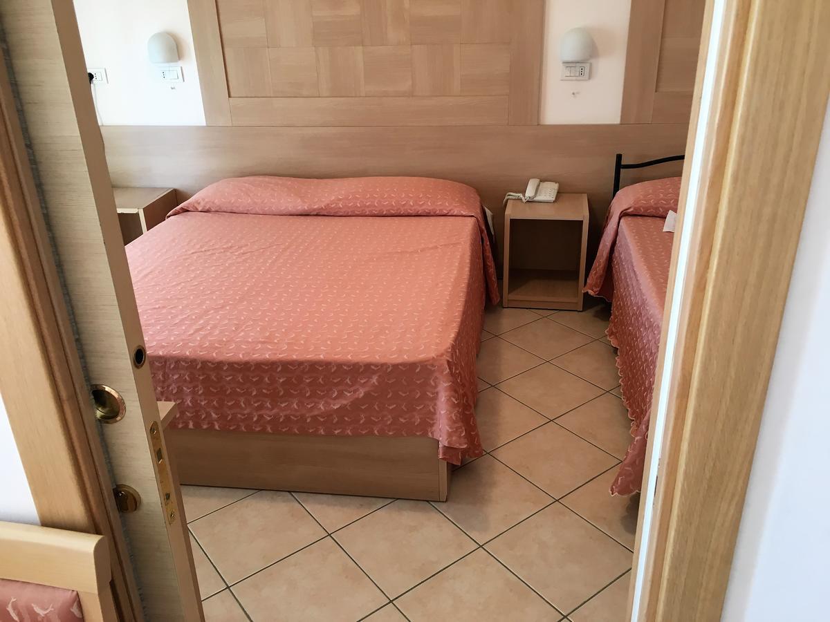 Hotel Excelsior Каттоліка Екстер'єр фото