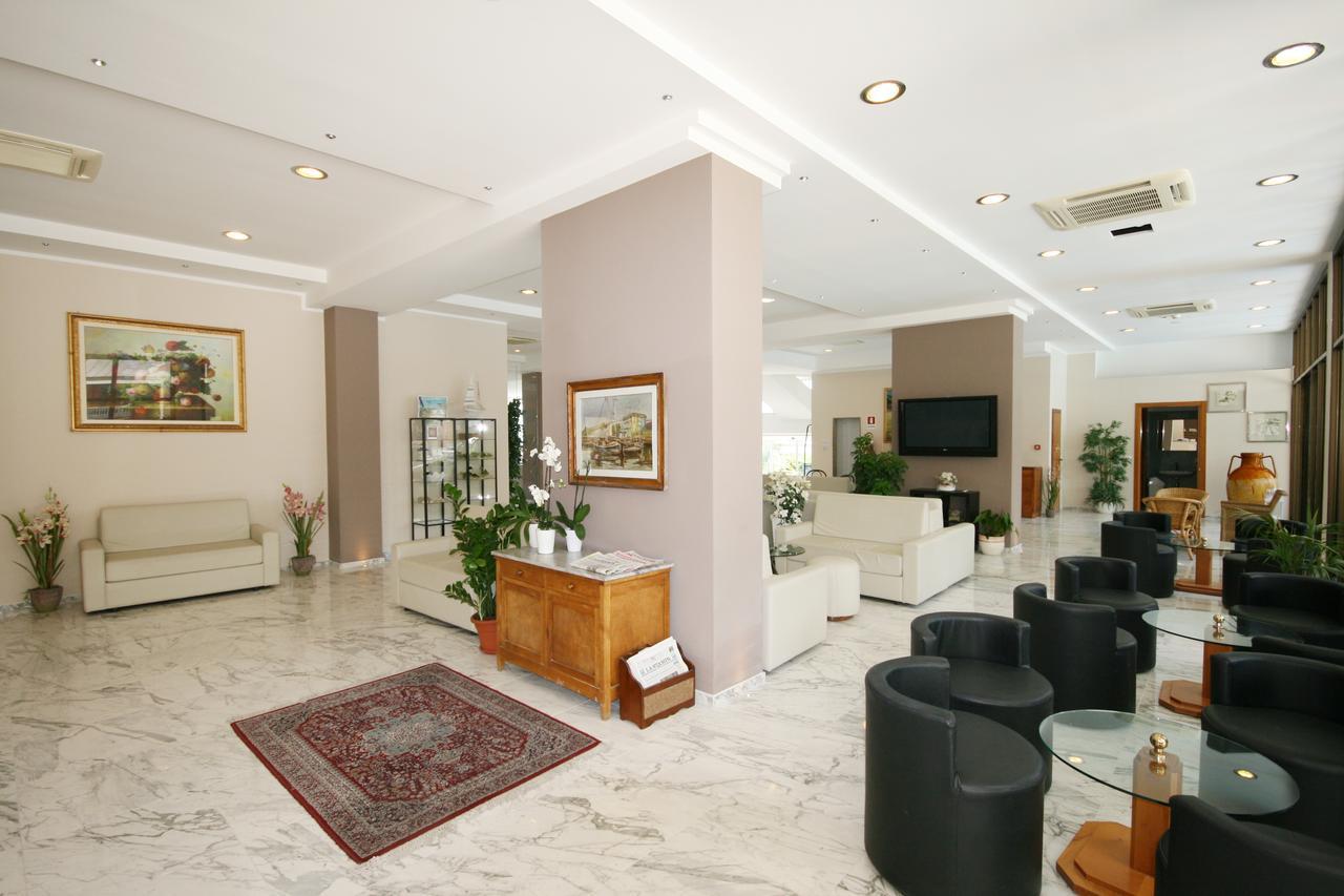 Hotel Excelsior Каттоліка Екстер'єр фото